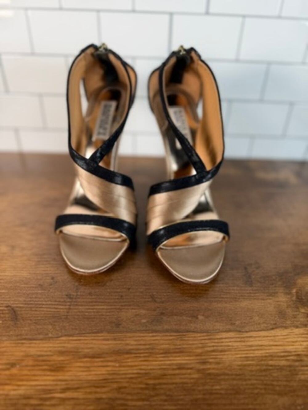 Badgley Mischka Black Gold Asymmetric Strap Sandals 6.5
